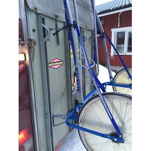 Kärrykoukut hevostraileriin, sis. Kiinnityskumit